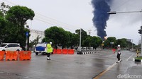 Sementara akses menuju kawasan Pertamina, khususnya Jalan MT Haryono yang berada di dekat tangki yang terbakar ditutup oleh polisi dan petugas keamanan Pertamina. Titik penutupan jalan itu berada di jarak sekitar 1 kilometer dari lokasi kebakaran. 