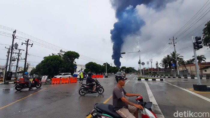Terkini! Asap Kebakaran Kilang Pertamina Cilacap Masih Mengepul Pantauan detikcom Minggu, (14/11/2021) pukul 07.19 WIB, asap berwarna hitam tampak membumbung tinggi dan masih ada kobaran api. Cuaca di lokasi juga masih hujan gerimis. Hujan ini terjadi nonstop sejak tadi malam.