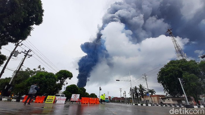 Terkini! Asap Kebakaran Kilang Pertamina Cilacap Masih Mengepul Pantauan detikcom Minggu, (14/11/2021) pukul 07.19 WIB, asap berwarna hitam tampak membumbung tinggi dan masih ada kobaran api. Cuaca di lokasi juga masih hujan gerimis. Hujan ini terjadi nonstop sejak tadi malam.