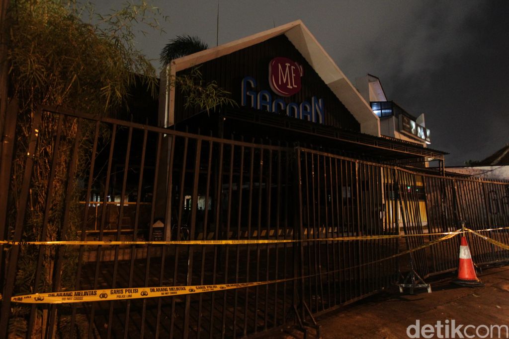 Keributan terjadi di sebuah warung makan mie di Kota Yogyakarta berujung pada penggerudukan oleh massa driver ojek online (ojol) tadi malam. Kini warung makan tersebut dipasangi garis polisi.
