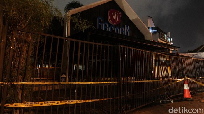 Usai Digeruduk Ojol, Warung Mie Gacoan Digaris Polisi Keributan terjadi di sebuah warung makan mie di Kota Yogyakarta berujung pada penggerudukan oleh massa driver ojek online (ojol) tadi malam. Kini warung makan tersebut dipasangi garis polisi.