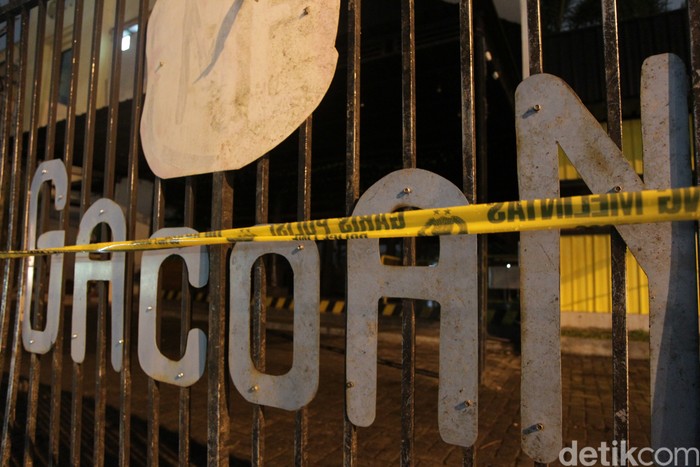 Usai Digeruduk Ojol, Warung Mie Gacoan Digaris Polisi Keributan terjadi di sebuah warung makan mie di Kota Yogyakarta berujung pada penggerudukan oleh massa driver ojek online (ojol) tadi malam. Kini warung makan tersebut dipasangi garis polisi.