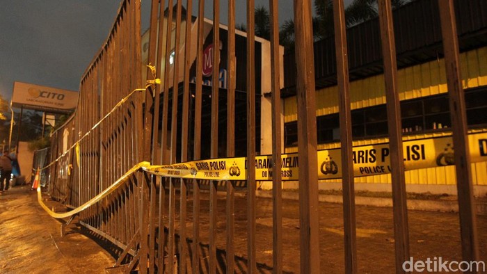 Usai Digeruduk Ojol, Warung Mie Gacoan Digaris Polisi Keributan terjadi di sebuah warung makan mie di Kota Yogyakarta berujung pada penggerudukan oleh massa driver ojek online (ojol) tadi malam. Kini warung makan tersebut dipasangi garis polisi.
