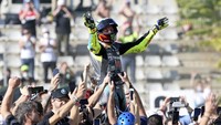 Valentino Rossi resmi pensiun usai menjalani balapan MotoGP Valencia 2021. Meski sudah tidak pernah merebut gelar juara dunia MotoGP sejak 2009, Rossi tetap dianggap sebagai pembalap terhebat sepanjang sejarah. Getty Images/Mirco Lazzari gp
