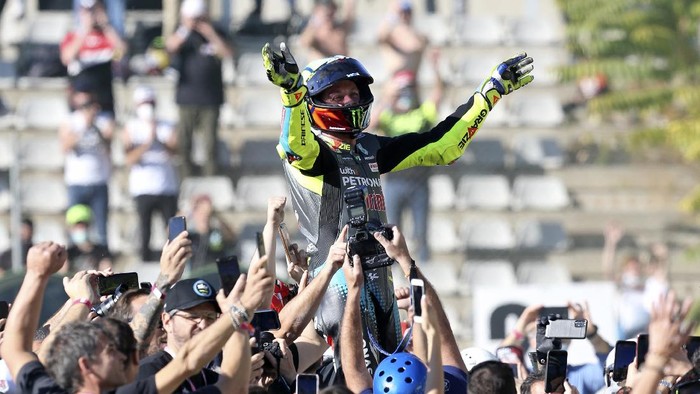 MotoGP rider Valentino Rossi of Italy waves at the end of the Valencia Motorcycle Grand Prix, the last race of the season, at the Ricardo Tormo circuit in Cheste, near Valencia, Spain, Sunday, Nov. 14, 2021. Rossi will be retiring from MotoGP racing as the season ends in Valencia. (AP Photo/Alberto Saiz)