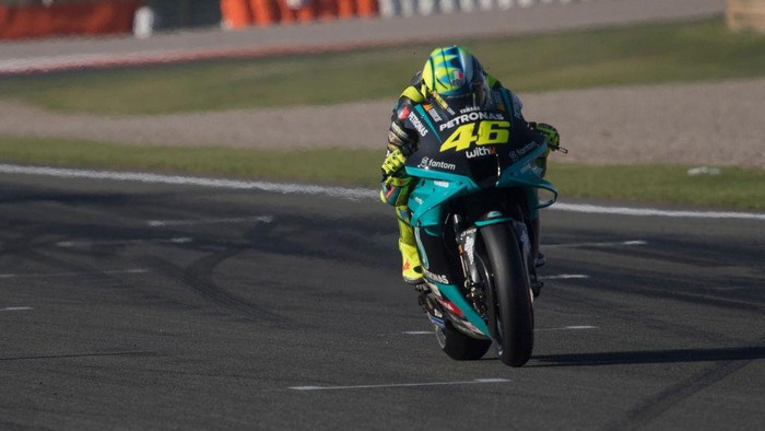 VALENCIA, SPAIN - NOVEMBER 13: Valentino Rossi of Italy and Petronas Yamaha SRT heads down a straight during the MotoGP of Comunitat Valenciana: Qualifying at Ricardo Tormo Circuit on November 13, 2021 in Valencia, Spain. (Photo by Mirco Lazzari gp/Getty Images)