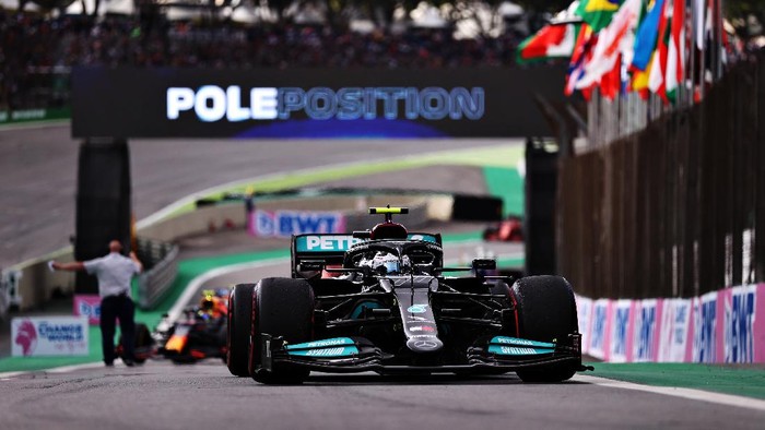 SAO PAULO, BRAZIL - NOVEMBER 13: Sprint winner Valtteri Bottas of Finland driving the (77) Mercedes AMG Petronas F1 Team Mercedes W12 stops in parc ferme during the sprint ahead of the F1 Grand Prix of Brazil at Autodromo Jose Carlos Pace on November 13, 2021 in Sao Paulo, Brazil. (Photo by Lars Baron/Getty Images)