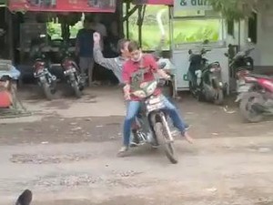 Detik-detik Menegangkan Maling Motor Lempar Bondet Saat Dikepung Warga