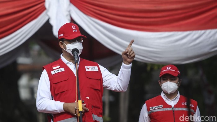 Waspada La Nina, Anies Baswedan Pimpin Apel Siaga PMI Apel kesiapsiagaan PMI terhadap dampak La Nina diselenggarakan di Taman Waduk Pluit, Jakarta, Minggu (14/11/2021). Dengan menggunakan rompi PMI Anies Baswedan hadiri apel pukul 7.40 WIB.