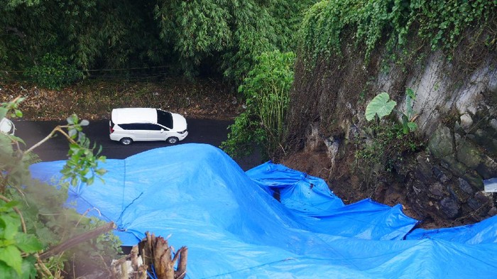 Waspada longsor susulan di Jalan Kolmas Bandung Barat