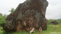 detikcom mendapati bebatuan berukuran sangat besar tersebar di padang rumput. Letak bebatuan berwarna hitam ini tidak berpola dan cenderung acak. (Pradito Rida Pertana/detikTravel)