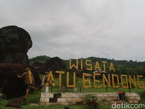 Deretan Batu yang Unik di Gunungkidul, Watu Gendong