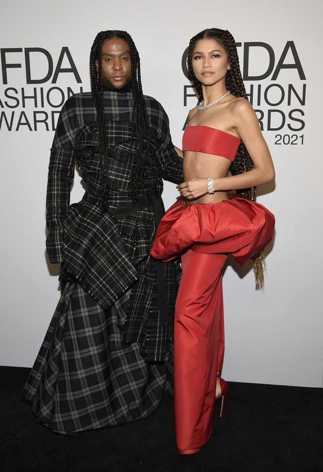 Law Roach juga ikut berpose dengan Zendaya di karpet merah CFDA Awards 2021. Council for Fashion Designers of America (CFDA) mengumumkan Zendaya sebagai penerima 2021 Fashion Icon Award. Seperti dikabarkan Page Six, Zendaya menjadi pemenang termuda dalam sejarah penghargaan bagi insan fashion Amerika Serikat itu. (Foto: Evan Agostini/Invision/AP)
