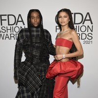 Law Roach juga ikut berpose dengan Zendaya di karpet merah CFDA Awards 2021. Council for Fashion Designers of America (CFDA) mengumumkan Zendaya sebagai penerima 2021 Fashion Icon Award. Seperti dikabarkan Page Six, Zendaya menjadi pemenang termuda dalam sejarah penghargaan bagi insan fashion Amerika Serikat itu. (Foto: Evan Agostini/Invision/AP)