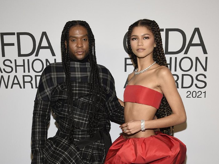 PARIS, FRANCE - OCTOBER 02: (EDITORIAL USE ONLY - For Non-Editorial use please seek approval from Fashion House) Zendaya attends the Valentino Womenswear Spring/Summer 2023 show as part of Paris Fashion Week  on October 02, 2022 in Paris, France. (Photo by Dominique Charriau/WireImage)