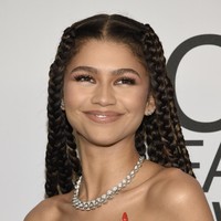 Perempuan 25 tahun itu lalu menyempurnakan gayanya dengan sejumlah perhiasan berlian keluaran Bvlgari. Tak tanggung-tanggung, nilai total berlian dari aksesori yang terdiri gelang, kalung, dan cincin itu mencapai 60 karat. (Foto: Evan Agostini/Invision/AP)