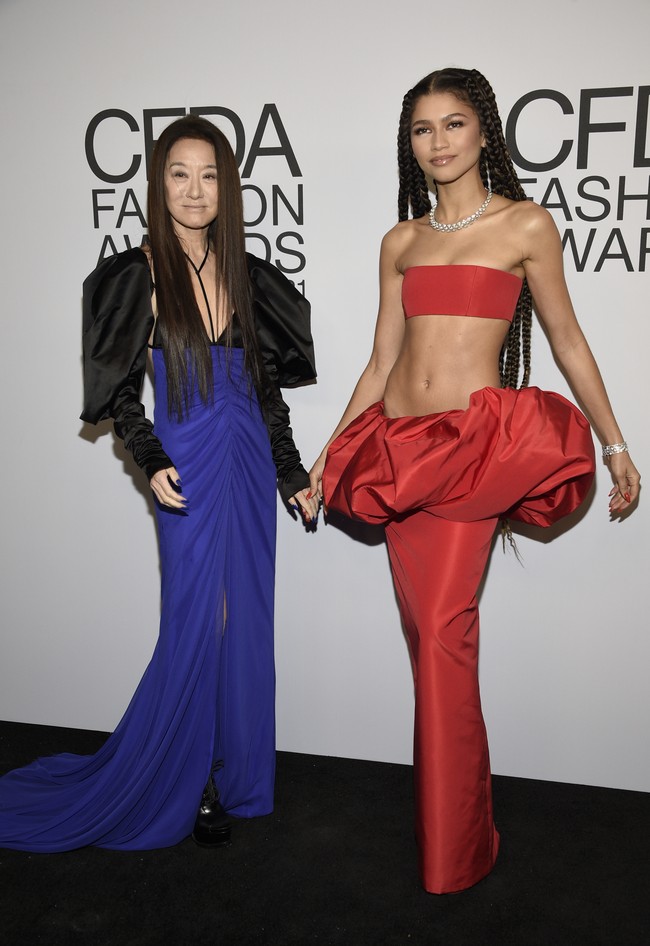 Di karpet merah, Zendaya sempat berfoto bersama Vera Wang. Penting untuk memakai gaun buatan desainer asal Amerika yang juga dekat dengan kami. Zendaya pernah memakai gaun Vera Wang dan Vera adalah desainer yang luar biasa, kata sang stylist, Law Roach, seperti dikutip WWD. (Foto: Evan Agostini/Invision/AP)
