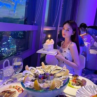 Setelah dikenal sebagai kembaran Yang Mi, Zhou Hengyu sempat menghilang empat tahun. Tapi belakangan ia mulai sering mengunggah foto lagi di media sosial Weibo. Foto: Weibo Zhou Hengyu