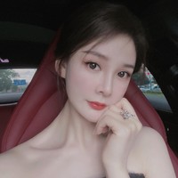 Dikabarkan jika Zhou Hengyu memang berusaha untuk tampil secantik Yang Mi dengan melakukan serangkaian operasi plastik. Netizen berspekulasi bahwa ia menghabiskan enam tahun untuk meniru fitur wajah aktris populer tersebut.Foto: Weibo Zhou Hengyu