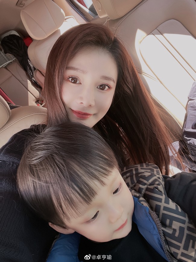 Wanita tersebut cukup sering membagikan kesehariannya bersama sang anak lelaki di Weibo. Foto: Weibo Zhou Hengyu