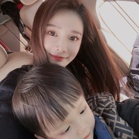 Wanita tersebut cukup sering membagikan kesehariannya bersama sang anak lelaki di Weibo. Foto: Weibo Zhou Hengyu