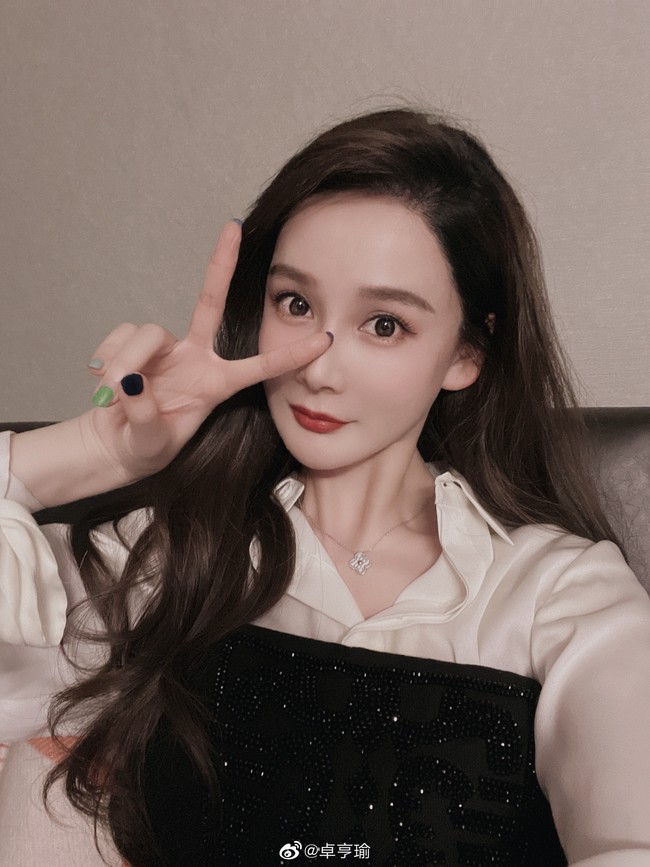 Jadi viral, latar belakang Zhou Hengyu pun ikut jadi perhatian. Wanita itu dikabarkan telah menikahi seorang pengusaha dan memiliki satu anak. Masa lalunya yang pernah melakukan operasi plastik hingga sikapnya dianggap arogan pun diperbincangkan. Foto: Weibo Zhou Hengyu