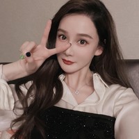 Jadi viral, latar belakang Zhou Hengyu pun ikut jadi perhatian. Wanita itu dikabarkan telah menikahi seorang pengusaha dan memiliki satu anak. Masa lalunya yang pernah melakukan operasi plastik hingga sikapnya dianggap arogan pun diperbincangkan. Foto: Weibo Zhou Hengyu