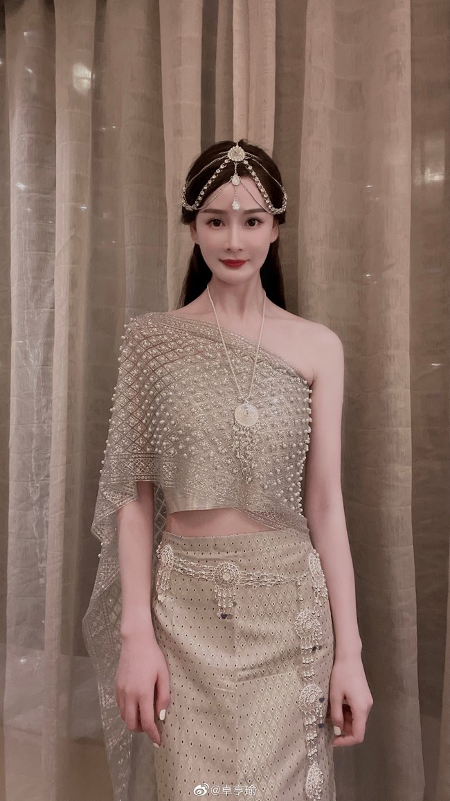 Netizen sering membicarakan Hengyu yang tak hanya berusaha meniru fitur wajahnya sang aktris tapi juga sering mengikuti gaya selfie aktris populer itu. Dari sudut samping, kedua wanita tersebut memang tampak mirip apalagi kalau sudah pakai kostum yang sama.Foto: Weibo Zhou Hengyu