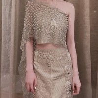 Netizen sering membicarakan Hengyu yang tak hanya berusaha meniru fitur wajahnya sang aktris tapi juga sering mengikuti gaya selfie aktris populer itu. Dari sudut samping, kedua wanita tersebut memang tampak mirip apalagi kalau sudah pakai kostum yang sama.Foto: Weibo Zhou Hengyu