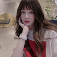 Setelah mengubah penampilannya, Zhou Hengyu dikatakan melabeli dirinya sendiri sebagai Yang Mi kecil karena berusia lebih muda dari sang aktris. Wanita yang awalnya berprofesi sebagai model itu kemudian mendapat banyak tawaran iklan hingga akhirnya menjadi pemeran pengganti aktris tersebut.Foto: Weibo Zhou Hengyu