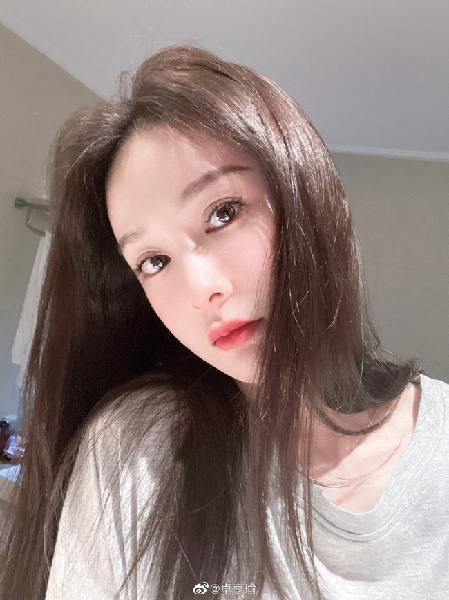 Ia juga dibilang sering membuat pernyataan bahwa Yang Mi lah yang mirip dengannya. Karenanya, Hengyu kurang disukai oleh para penggemar aktris Legend of Fu Yao itu.Foto: Weibo Zhou Hengyu