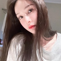 Ia juga dibilang sering membuat pernyataan bahwa Yang Mi lah yang mirip dengannya. Karenanya, Hengyu kurang disukai oleh para penggemar aktris Legend of Fu Yao itu.Foto: Weibo Zhou Hengyu