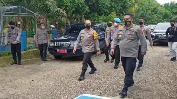 Sebanyak 23 tahanan Mapolres Batanghari, Jambi, yang dititipkan sementara di sel penjara Lapas Khusus Anak Klas IIb Muaro Bulian kabur. Kapolda Jambi, Irjen Rachmad Wibowo, menduga puluhan tahanan itu kabur lantaran ada kelalaian dari personel polisi.