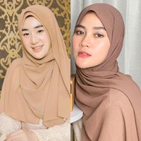 Dalam kesehariaannya, Larissa Chou dan Henny Rahman dikenal sebagai influencer hijab populer. Gaya mereka pun kerap menjadi sorotan hijabers yang menjadi pengikutnya di Instagram. Seperti pada foto ini hijab pashmina menjadi gaya andalan Larissa Chou dan Henny Rahman. Larissa membentuk hijab pashmina dengan gaya dua layer dan disampirkan ke depan. Sedangkan Henny membentuk hijab pashmina dengan gaya simpel dengan menyampirkan ke kiri, dengan satu jarum pentul di bawah dagu. Foto: Dok. Instagram @larissachou & @hennyyrahman.