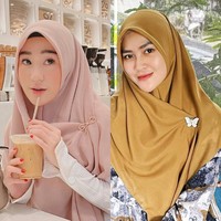 Larissa Chou dan Henny Rahman tampil simpel dan feminin dengan hijab segi empat dilengkapi dengan brooch. Larissa menambahkan brooch bentuk pita. Henny memakai brooch kupu-kupu, yang disematkan di bawah bahu. Foto: Dok. Instagram @larissachou & @hennyyrahman.