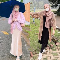 Pada masa pandemi, masker wajib digunakan saat hendak keluar rumah. Seperti gaya Larissa Chou dan Henny Rahman yang berfoto OOTD dengan tetap menggunakan masker. Larissa menggunakan masker kain motif dipadu dengan hijab pashmina warna pastel pink. Tak jauh berbeda dengan Larissa, Henny menggunakan masker medis putih dipadu dengan hijab pashmina polos warna mocca. Foto: Dok. Instagram @larissachou & @hennyyrahman.