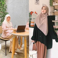 Ketika sedang hangout, Larissa Chou tampil dengan gaya hijab pashmina yang disampirkan ke sebelah kiri dengan model menutupi dada, dipadu dengan dress. Henny tampil simpel dengan hijab segi empat yang ia bentuk syari ditambah aksesori brooch di bahu dan atasan oversized hitam serta rok cokelat. Foto: Dok. Instagram @larissachou & @hennyyrahman.