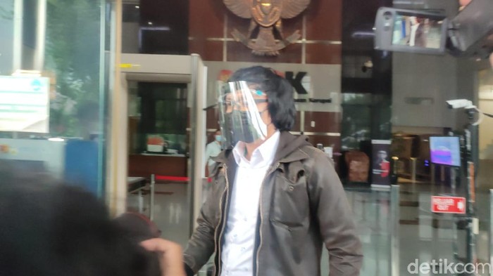 Aliza Gunado meninggalkan Gedung KPK usai diperiksa terkait kaus Azis Syamsuddin