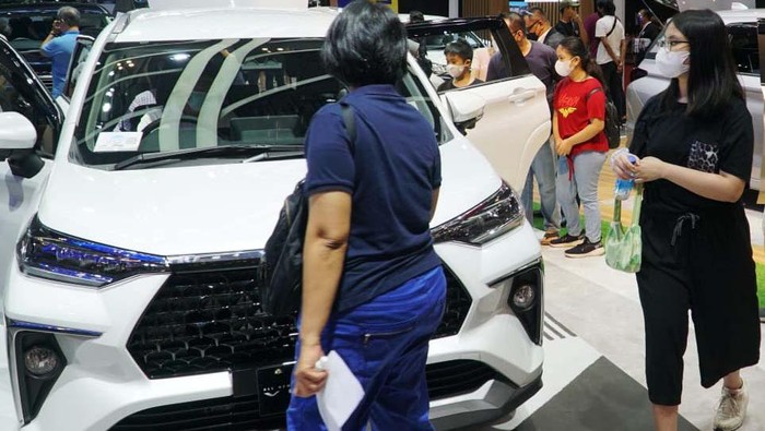 All New Toyota Veloz Curi Perhatian Pengunjung GIIAS 2021 PT Toyota-Astra Motor (TAM) resmi meluncurkan All New Toyota Veloz. MPV berjuluk mobil sejuta umat menarik perhatian pengunjung GIIAS 2021.
