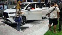 Toyota All New Veloz yang baru diluncurkan pada pertengahan pekan lalu ditampilkan di booth Toyota pada GIIAS 2021, di ICE BSD City Tangerang.