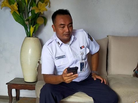 Andika, karyawan PT KAI daops 9 yang viral saat berangkat kerja dijemput oleh KA di depan rumahnya