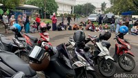 Diketahui, sejak pukul 06.00 pagi, peserta vaksinasi berdatangan ke Pemkab Karawang. Bukan hanya depan Masjid Pemkab Karawang, antrean vaksinasi pun memanjang hingga ke depan area parkir.