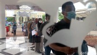 Sementara itu, vaksinasi COVID-19 massal terus digencarkan di kawasan Karawang.