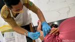 Antusias Warga di Karawang Disuntik Vaksin COVID-19
