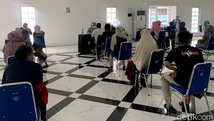 Vaksinasi COVID-19 massal terus digelar di berbagai wilayah Indonesia. Di Karawang, warga pun antusias mengantre demi mendapatkan dosis vaksin COVID-19.