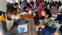 Sejumlah warga berdatangan ke Aula Husni Hamid Karawang untuk mengikuti vaksinasi COVID-19 massal, Senin (15/11/2021).