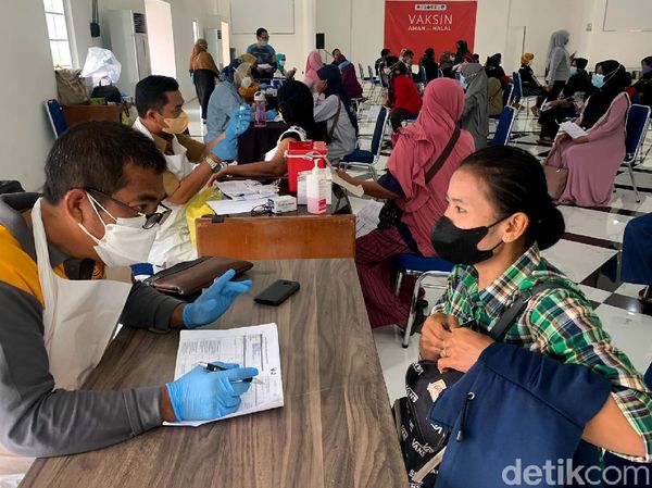 Antusias Warga di Karawang Disuntik Vaksin COVID-19
