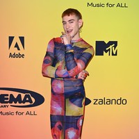 Sekarang memang sedang tren genderless fashion. Namun, cara Olly mengeksekusi terusan transparan ini terasa provokatif. (Foto: Getty Images for MTV/Kate Green)