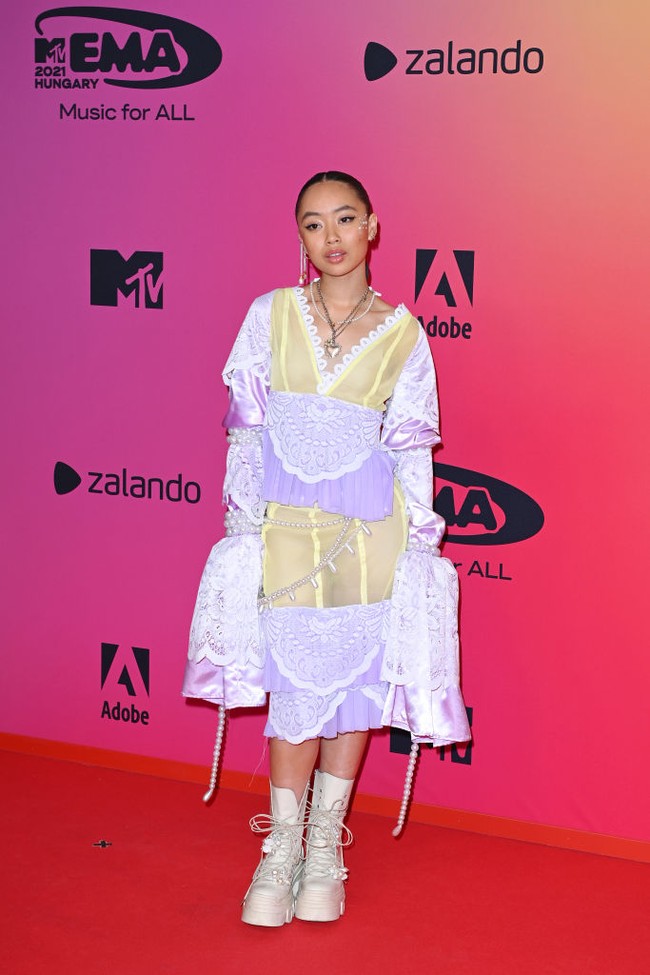 Griff mengorbankan kenyamanan atas nama fashion. Tangannya tenggelam oleh dress dengan lengan yang memanjang hingga selutut. (Foto: Getty Images for MTV/Kate Green)