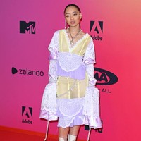 Griff mengorbankan kenyamanan atas nama fashion. Tangannya tenggelam oleh dress dengan lengan yang memanjang hingga selutut. (Foto: Getty Images for MTV/Kate Green)